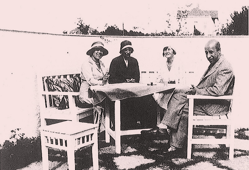 Josef Frank visits Villa Carlsten. Patio furniture by Frank. Original dividing wall in the garden in the background.